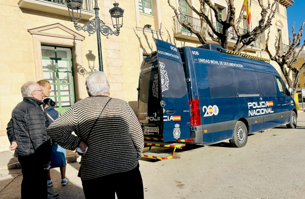 Los vecinos ya pueden obtener el DNI y Pasaporte en un veh�culo de la Polic�a Nacional situado en la Plaza de la Constituci�n